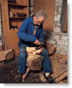 Madreñero trabajando en el taller de Pendones